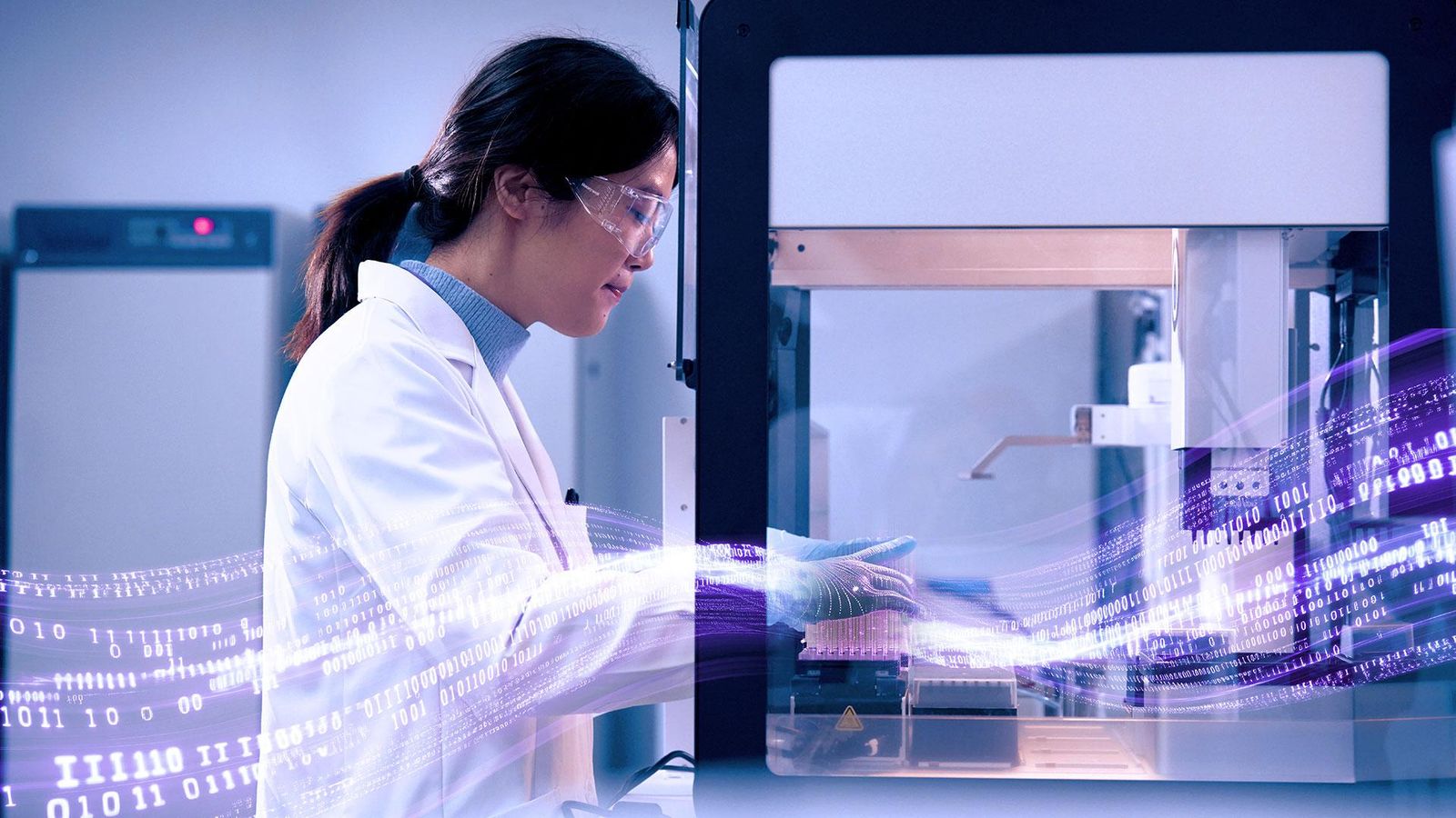Scientifique Sanofi avec une blouse blanche, des lunettes de protection et des gants, en train de faire une manipulation.