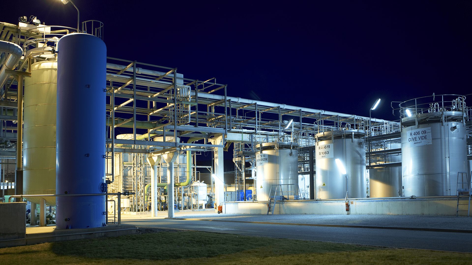 vue nocturne du site de Sanofi à Sisteron