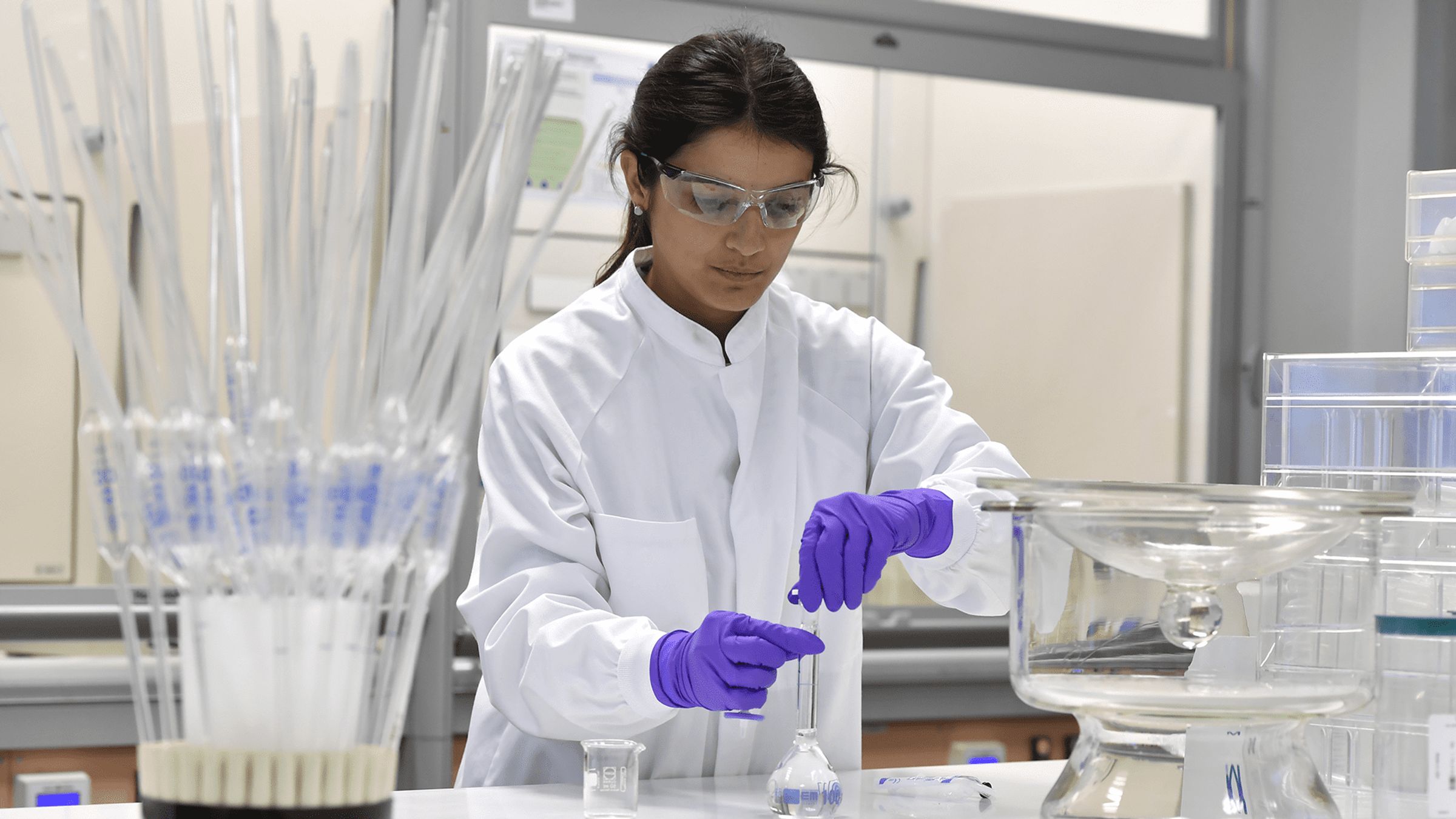 Chloé, technicienne de laboratoire sur le site de Montpellier.